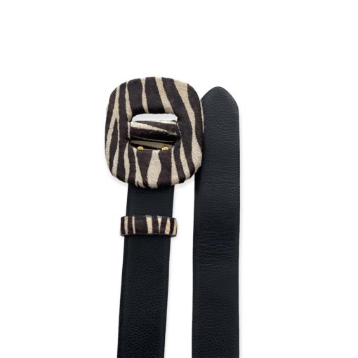 Correa de cuero color negro y hebilla cuadrada forrada en cuero de pelo con estampado animal print  cebra ancho de la tira 3.8 cms