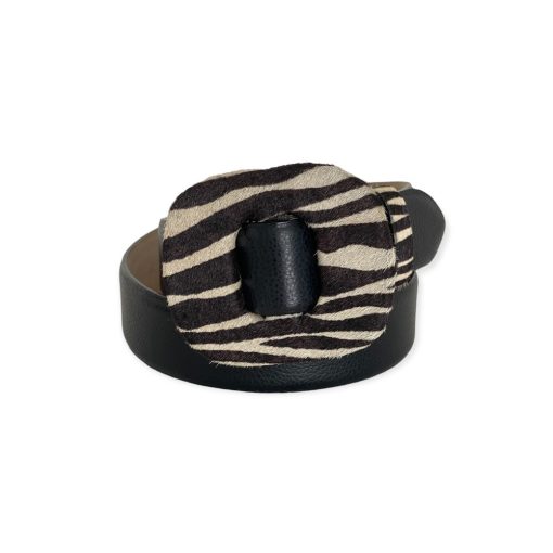 Correa de cuero color negro y hebilla cuadrada forrada en cuero de pelo con estampado animal print  cebra ancho de la tira 3.8 cms